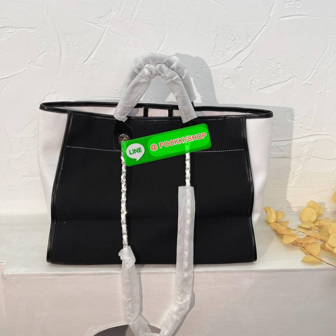 🌟 New Arrival !! รุ่นที่สาวๆรอคอย CHANEL CANVAS TOTE BAG จากงานพรีเมี่ยม VIP GIFT รุ่นดังเลยค้า SIZE ใหญ่อลัง ตัวกระเป๋าเป็นผ้า CANVAS เนื้อดีสมราคา อะไหล่เงินปั้มแบรนด์แท้ทั้งใบ ด้านหน้าปักแบรนด์สุดหรู จุของได้เยอะมากก มีช่องซิป/ใส่ของเป็นสัดส่วน