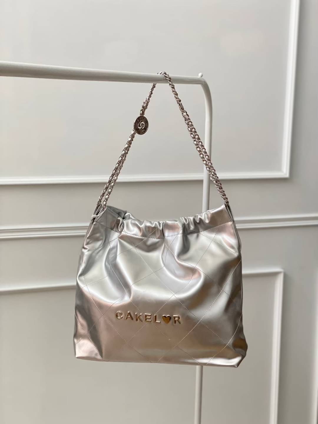 COCO Crush กระเป่าสะพายทรงขนมจีบสไตล์แบรนด์ ใบใหญ่จุใจ ยวบๆ สวยมากกก กระเเสแรงสุดๆ ตอบโจทย์การใช้งาน จุของได้สาระพัดสิ่ง ตัวหนังเป็น Pu Leather คุณภาพดีมากกค่ะ สายสะพายเป็นโซ่พันหนัง มีกระเป๋าจิ๋วพ่วงมาด้วย ถอดเเนกใช้ได้ค่ะ หิ้วได้ 2 ด้านค่ะ อีกด้านไม่มีต