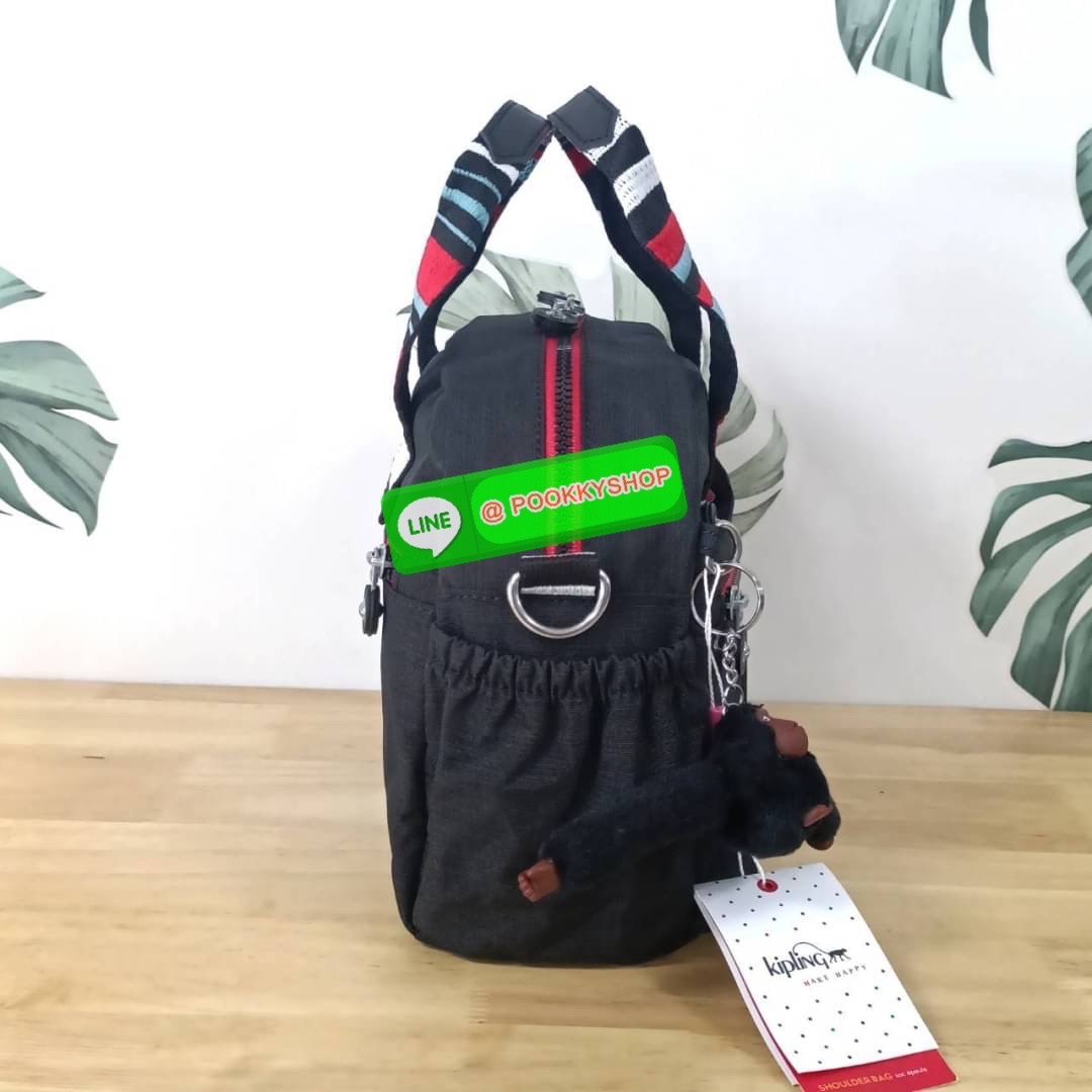 Kipling Dome K1006 Handbag กระเป๋าถือหรือสะพาย วัสดุ Polyester 100% รุ่นใหม่ มีให้เลือกทั้งแบบเรียบ และ ลายน่ารัก มีช่องแยกด้านหน้า 2 ช่อง ช่องหลักโล่งกว้าง พร้อมช่อง pocket แยก 2 ช่อง ใช้งานได้ครบครัน สามารถสตางค์ใบยาวได้ ขนาดกำลังดี จะใช้ทำงาน ไปเรียน ห