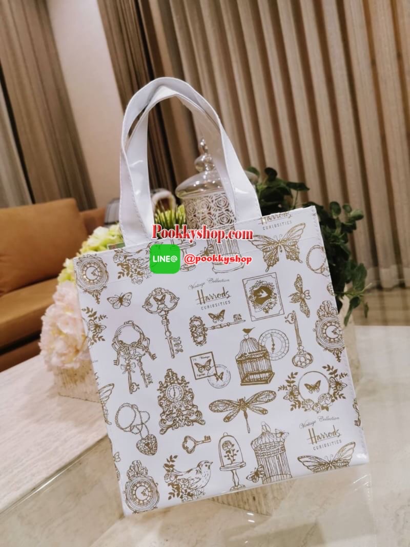 ลายนี้เข้าแล้วนะคะ! พร้อมส่งไอเท็มยอดนิยม! Harrods London Top-handle Shopping Bag กระเป๋า Shopping แบรนด์ดังจากอังกฤษรุ่นยอดนิยมวัสดุ PVC+Polyester 100% ของแท้เนื้อหนาอยู่ทรงกันน้ำ ขนาดกำลังดี น้ำหนักเบา เปิดปิดด้วยซิปสะดวกใช้หัวซิปปั้มโลโก้แบรนด์อะไหล่เง