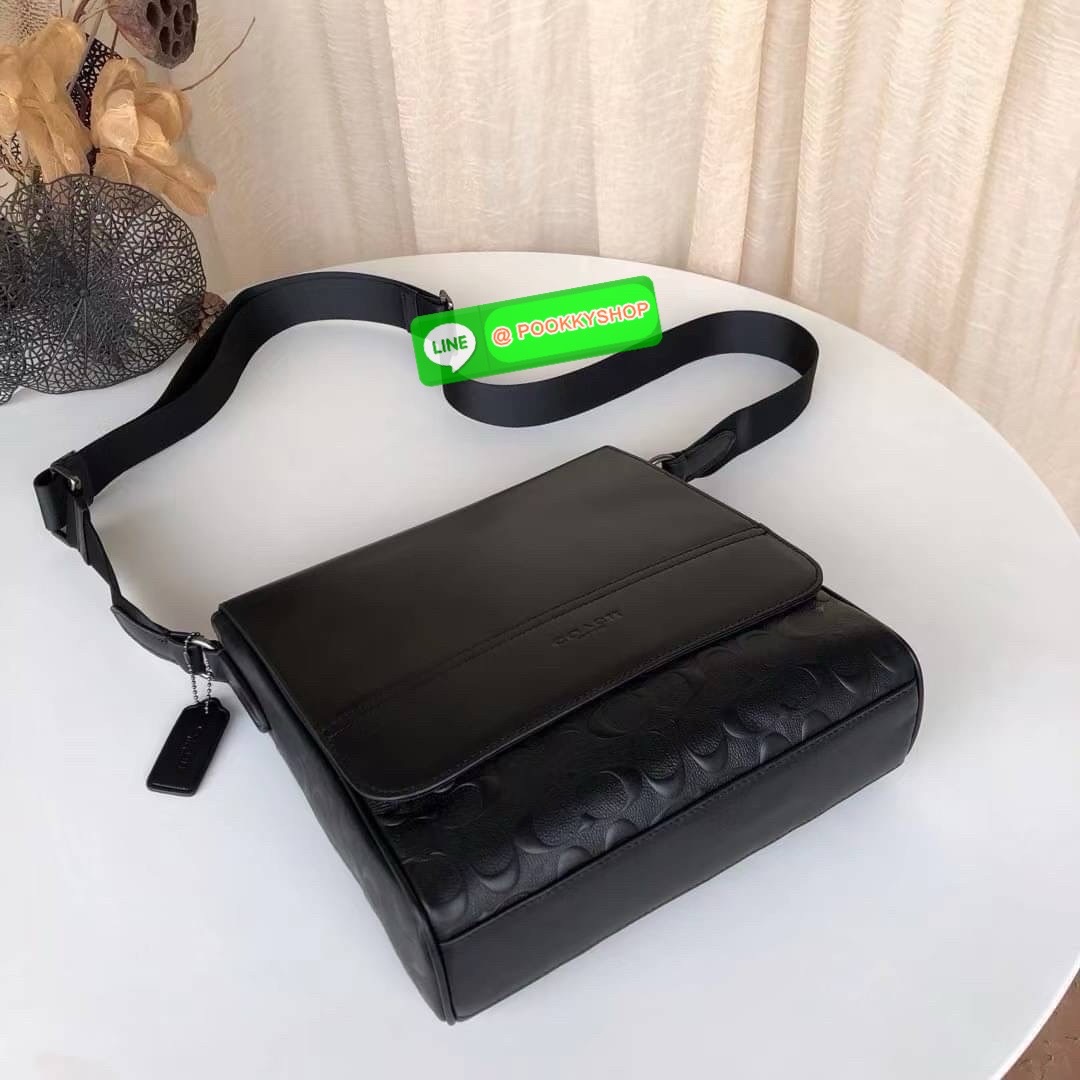 Coach F73339 F73340 – Hudson Crossbody Bag in Signature Embossed Leather “จะวันทำงานหรือวันสบาย ๆ แค่สะพายใบนี้…ก็เหมือนใส่ความเท่ติดตัวไว้แล้ว” Coach Hudson Crossbody F73340 กระเป๋าหนังแท้ลาย C ปั๊มลึก ทรงเหลี่ยมเรียบหรู โทนดำทั้งใบ เหมาะกับผู้ชายที่อยาก