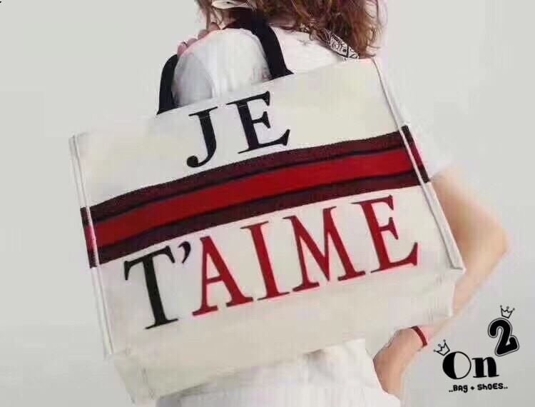 กระเป๋าชอปปิ้ง แบรนด์ CHRISTIAN DIOR ลายใหม่ล่าสุดค่าวัสดุตัวกระเป๋าทำจากผ้าแคนวาส ปั๊มทุกจุดตามภาพ อะหลั่ยสีทอง งานAAA งานด้านในซับผ้าลายdior มาพร้อมถุงผ้า dior