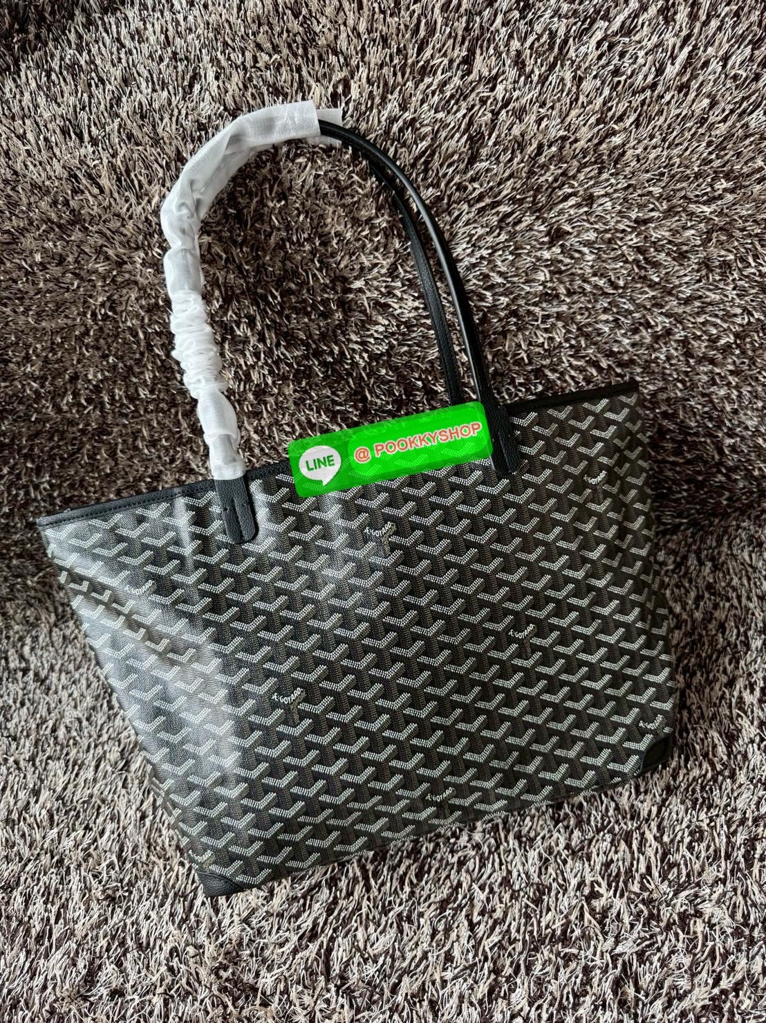 Goyard Artois MM Bag กระเป๋า Artois MM เป็นกระเป๋าที่มีซิปด้านบนเพิ่มคงามปลอดภัย ภายในพื้นที่กว้างเพื่อจัดระเบียบข้าวของของคุณ มันโดดเด่นด้วยฐานด้านล่างทั้งสองมุมเย็บต่อด้วยหนังใช้งานในแบบทางการหรือกึ่งทางการก็ได้