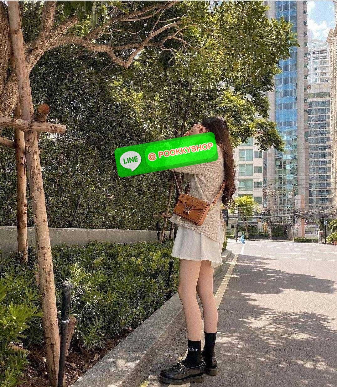 MCM SMALL MILLIE CROSSBODY IN VISETOAS กลับมาแน่นๆกับไอเท็มสุดฮิต!! ดาราเซเลปใช้กันเพียบ กระเป๋าสะพายข้าง ดีไซน์กึ่งสปอร์ต แต่แฝงความหรูในตัว ใช้งานง่ายด้วยขนาดที่พอเหมาะ และสายสะพายสปอร์ตที่สะพายคาดได้สะดวก จะสะพายข้าง สะพายแบบคาดอก ก็ดูดีไปหมด เปิด-ปิดด