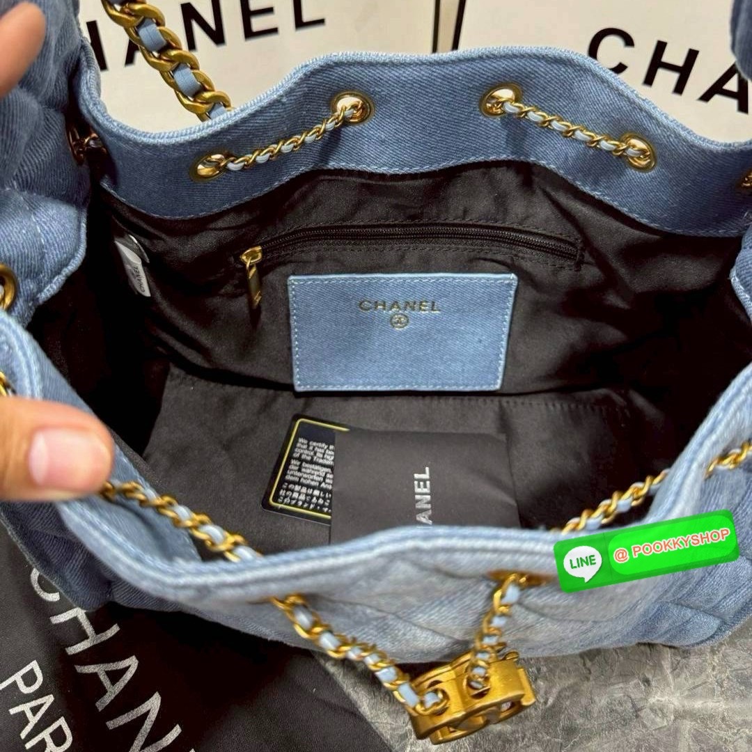 🕊️ พร้อมส่ง | Chanel 25 small hobo bag washed denim กระเป๋าสะพายทรงโฮโบ งานเดนิมฟอก คอลใหม่ล่าสุด รูปทรงใช้งานง่าย จุของได้เยอะ ถือเก๋ๆ เอวี่เดย์ลุค บอกเลยว่าดีไซน์เก๋มาก สาวๆ เตรียมพุ่งตัวก่อนใครได้เลย ราคาสุดคุ้มที่นี่ที่เดียวค่า
