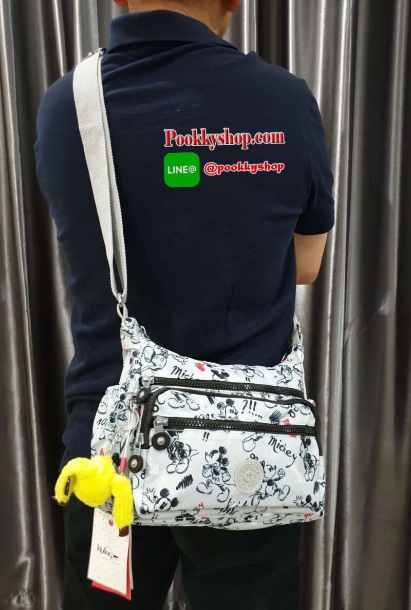 พร้อมส่ง KIPLING CROSSBODY BAG กระเป๋าสะพายพิมพ์ลายมิกกี้สีสันสดใส จุดเด่นมีช่องซิปหลายช่อง จุของได้เยอะและเป็นสัดส่วน มาพร้อมกับสายสะพายที่สามารถปรับระดับได้ จะสะพายข้างหรือสะพายแบบเฉียงก็ดูดีนะคะ รุ่นนี้ขอแนะนำเลยค่าาา