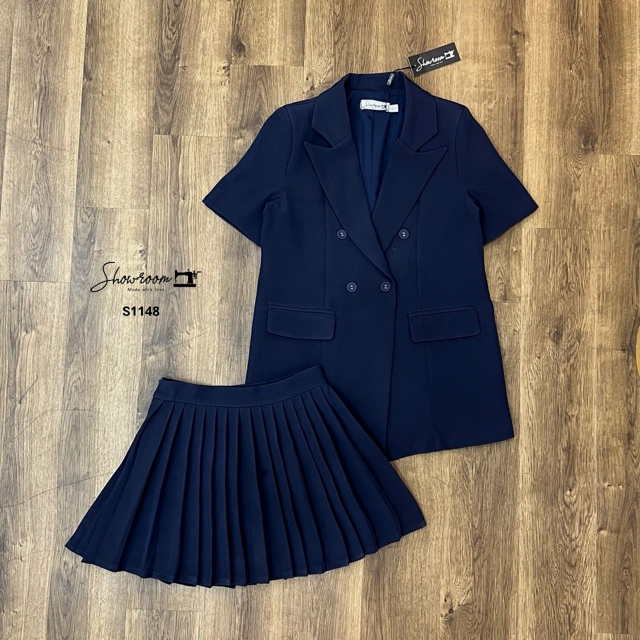 ชุดเซทแฟชั่น เซ็ตเบรเซอร์แขนสั้นทรง oversize มาพร้อมกระโปรงพลีทสั้น