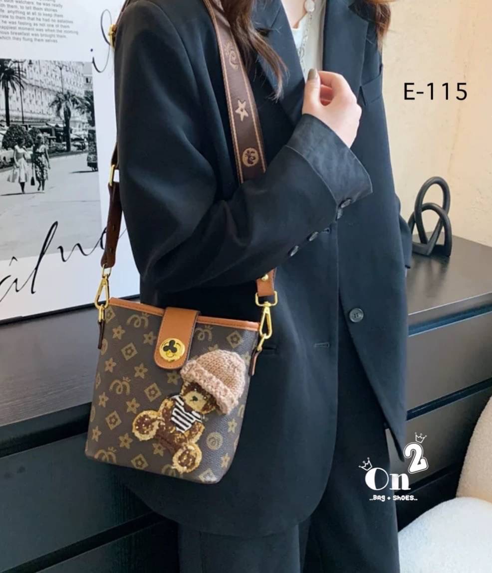 กระเป๋าสะพายแฟชั่นทรง tote งานสไตล์แบรนด์ หนังลายโมโนแกรม หน้าแต่งน้องหมีใส่หมวกน่ารักมากค่ะ ขนาดกำลังดีใช้งานง่าย มาพร้อมสายสะพายยาว