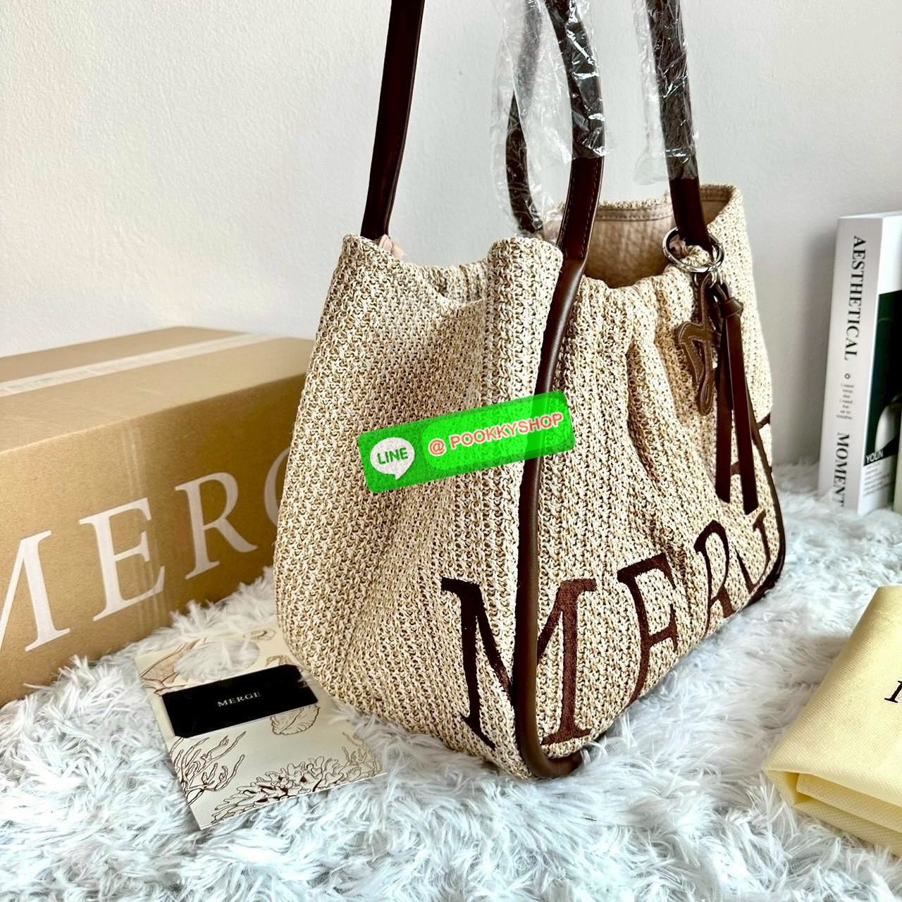Merge A Day Bag SAND DUNE กระเป๋าทรงโท้ท พกไปทะเลก็ปัง ใช้ในเมืองก็สวยเกินต้านสานแน่น ทน แข็งแรง ไม่บอบบาง สามารถปรับได้สองรูปทรงด้านนายมีกระเป๋าหูรูดสามารถถอดออกได้ คุมโทนคาเฟ่-ทะเล สะพายถ่ายรูปมุมไหนก็เริ่ด ด้านในกว้าง จุเยอะ ใส่ของเที่ยววันหยุดสบาย ๆ