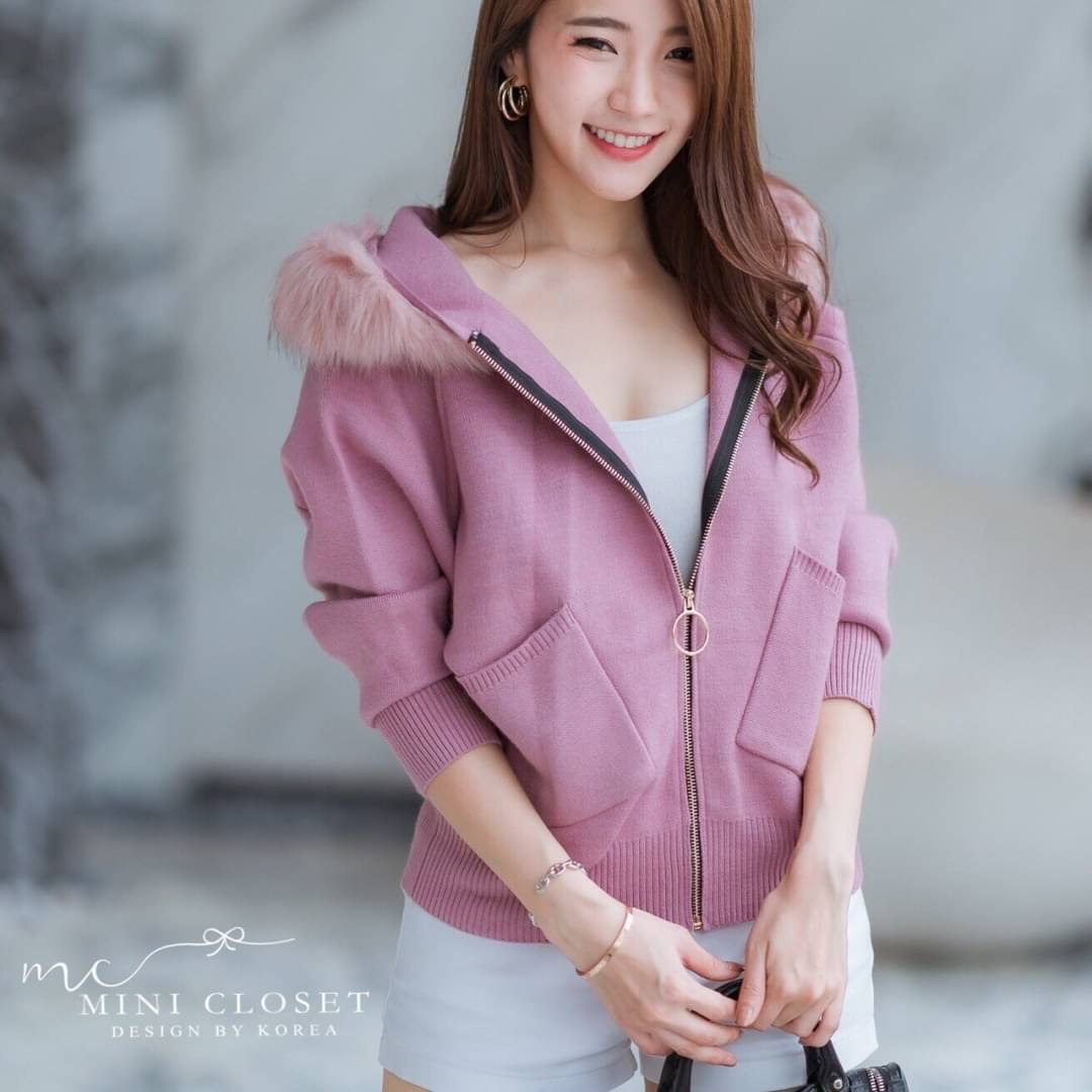 งานขายดี บอกเลยใส่ได้ตลอด สินค้าถ่ายจากงานจริง คุณภาพดีเฟอร์แน่นๆนุ่มๆมีฮู้ด ขนเฟอร์ถอดออกได้ มีซิปหน้า เป๋าข้าง บอกเลยห้ามพลาดค่ะ