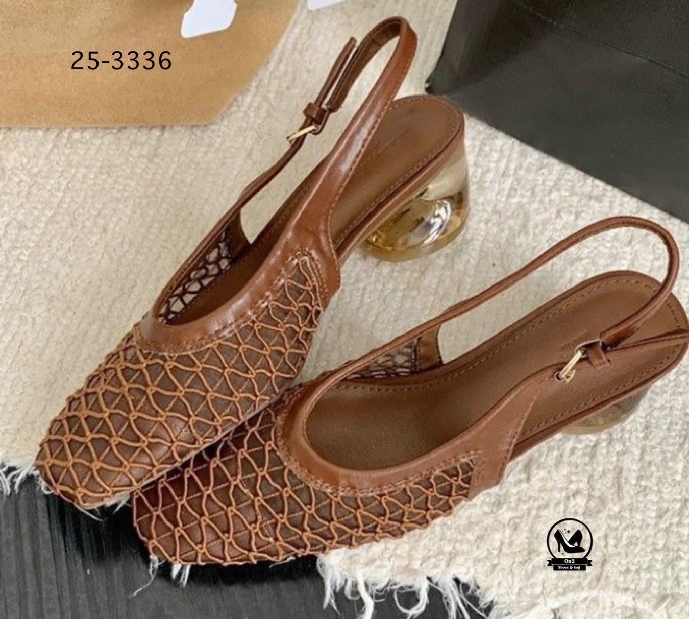 รองเท้าทรงบัลเล่ต์ ส้นสูงรัดส้น สวย หรู ดูดี มีสไตล์ ตอบโจทย์สาว ๆ ที่มองหาความสบายแต่ยังคงความแฟชั่น ด้วยดีไซน์หัวเหลี่ยมและ ส้นแก้วทรงกลม ที่เป็นเอกลักษณ์ ทำให้ดูทันสมัยและโดดเด่นไม่ซ้ำใคร