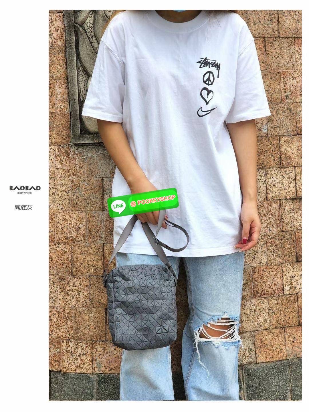 Bao bao issey miyake VOYAGER Shoulder Bag กระเป๋าสะพายข้างใบนี้มีสายสะพายปรับระดับได้ มีซิปเปิดปิดด้านบน และช่องแบบเปิดด้านใน ช่องกระเป๋าด้านนอกปิดด้วยปุ่มแม่เหล็ก มีขนาดที่สะดวกสำหรับเก็บสิ่งของจำเป็นทั้งหมดของคุณ VOYAGER คือเพื่อนร่วมเดินทางที่สมบูรณ์แบ