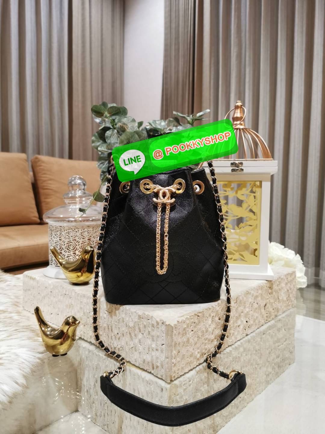 ห้ามพลาด! New! Chanel Bucket Bag With Chain VIP Gift With Purchase (GWP) Limited พรีเมี่ยมกิ๊ฟ Chanel Perfume Counter วัสดุหนังคาเวียร์ลายตารางเปิดปิดแบบ Drawstring และแถบหนังคาดกลางประดับอะไหล่แบรนด์สีทองภายในโล่งกว้างใส่มือถือ iphone ของจุกจิกได้เยอะ มา