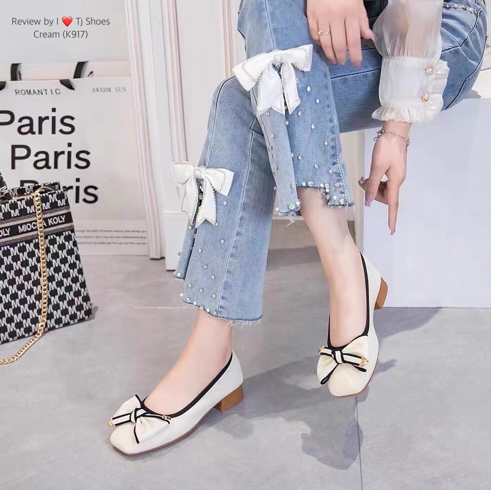 พร้อมส่งรองเท้าคัชชูนำเข้า ขายดีสุดๆ หนังรุ่นนี้คือดีนิ่มมาก ทรงสวย สวมใส่ง่าย แต่งด้วยโบว์น่ารักๆ ใส่ได้เรื่อยๆ เรียบหรูดูดีมาก ใส่สบาย ส้นงอได้ช่วยลดแรงกระแทกเวลาเดินได้ดี แมทกับชุดง่าย ใส่กับอะไรก็น่ารักสุดๆ ควรมีไว้เป็นคู่โปรด ของจริงงานดีมากสวยมาก ตร