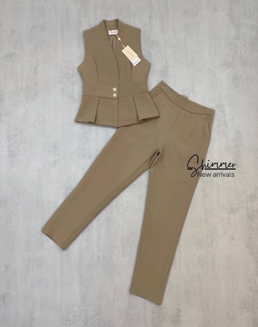 เสื้อทรงยาวงานกระดุมหน้าเก็บซับในทั้งตัวปลายเสื้อจับจีบ แพทเทิร์นสวยเข้ารูป ช่วงอกมีกระดุมกด แมทช์คู่กับกางเกงขายาวกึ่งเดฟ ทรงสวยไม่รัดขาเกินไป เนื้อผ้าพื้นเกรดพรีเมียมทั้งชุด ลุคนี้เสริมบุคลิกผู้สวมใส่ให้สวยเป๊ะ แบบเซเลปแน่นอนค่า