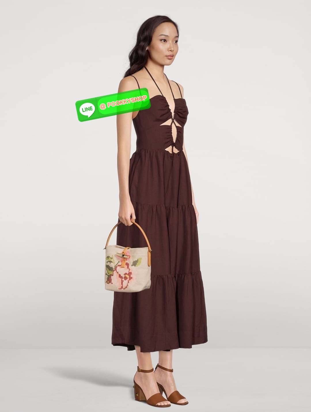 Longchamp Roseau Essential Fleurs กระเป๋าทรงถังขนาดเล็ก วัสดุผ้าฝ้าย ลายปักษ์ดอกกุหลาบ Roseau เป็นคอลเล็คชั่นที่สดใสและเรียบง่าย ซับในสีพื้น อะไหล่สีทอง น้ำหนักเบา จุของได้เยอะ มีสายสะพายไล่ ถอดสายได้ Crossbody ได้