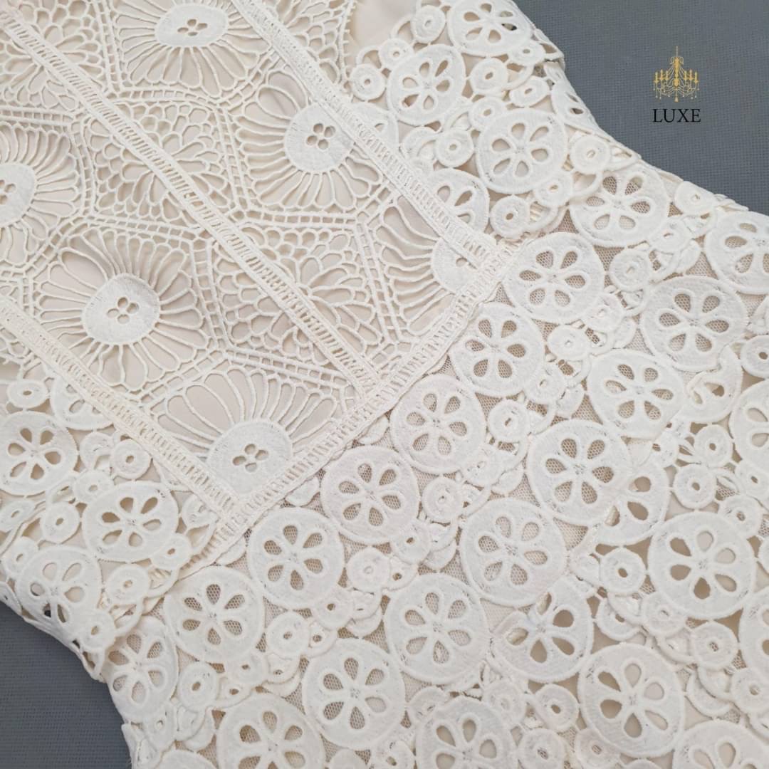 Guipure Lace Dress Label : LEA เดรสเสื้อคอกลมแขนกุด กระโปรงบานทรงเอยาวคลุมเข่า ทำจากลูกไม้โครเชต์เนื้อนุ่ม ทอลายสวยคมชัด แต่งสลับผ้าเน็ตซีทรู มีซิปซ่อนและซับในอย่างดี คัตติ้งเนี้ยบ เรียบหรูดูดีค่ะ