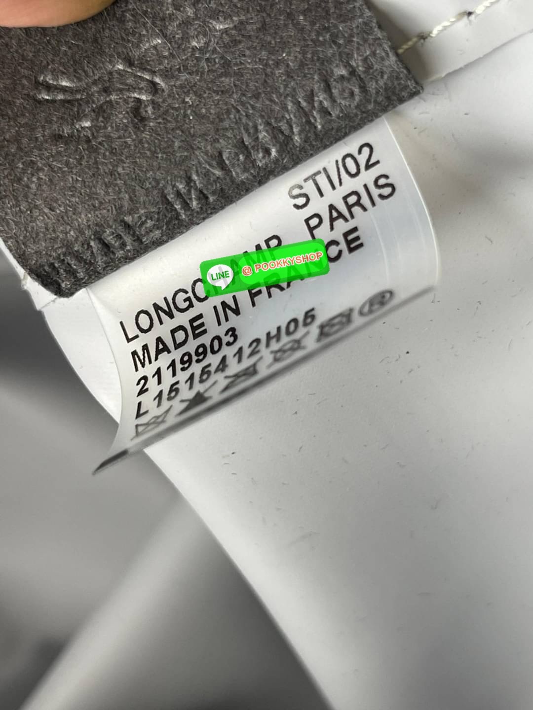 💕Longchamp LE PLIAGE LGP TOP HANDLE BAG M พบกับคอลเลคชั่นใหม่ล่าสุด มีดีไซน์ที่เรียบหรูและคลาสสิก แฝงด้วยลูกเล่นแบบเฟมินีน แถมยังมีน้ำหนักเบาอย่างไม่น่าเชื่อ มาพร้อมกับหูจับกระเป๋าคู่และฝาปิดแบบกระดุม กระเป๋าถือใบนี้สามารถใช้ถือแบบทั่วไป มีสายสะพา