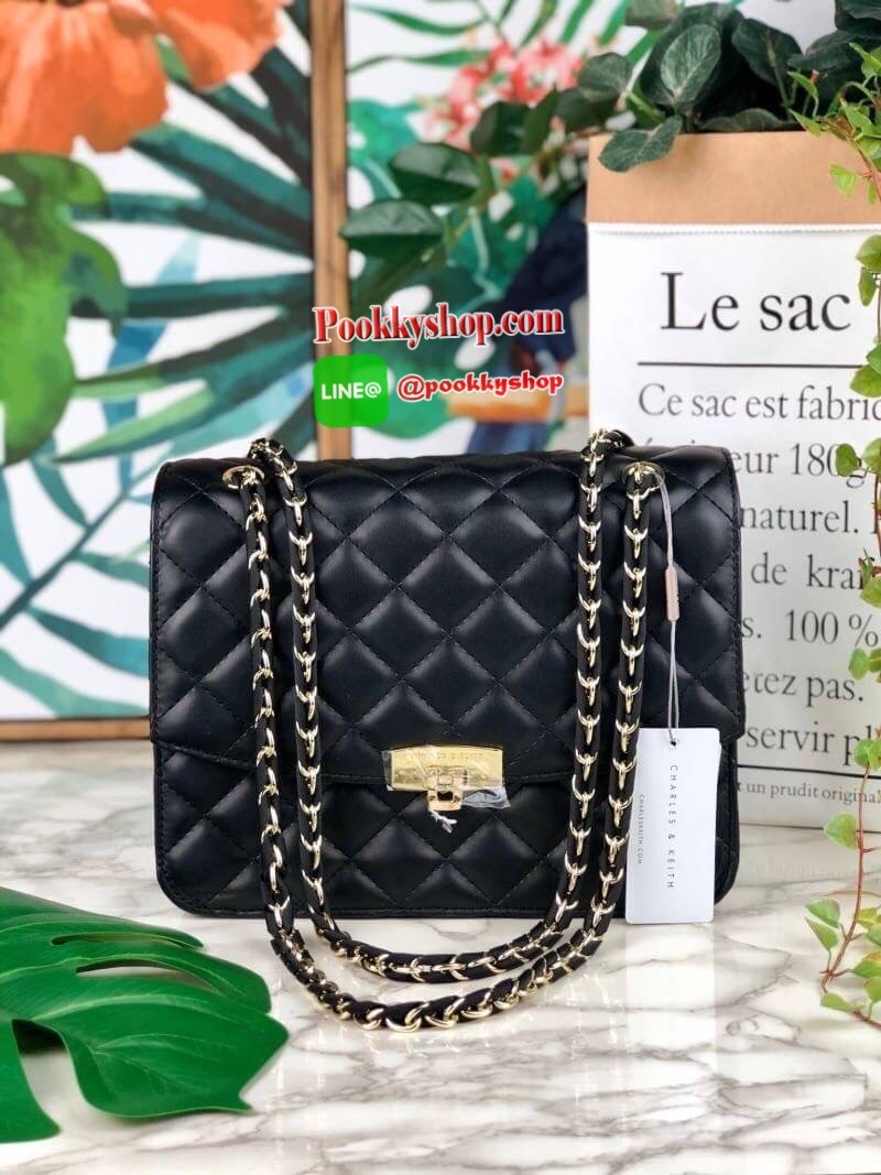 Charles & Keith Quilted Push Lock Bag กระเป๋าสะพายข้างวางอยู่ทรง ตัวกระเป๋าเป็นหนังผิวสัมผัสนุ่มมือ เดินลายตารางทั่วทั้งใบ ด้านหลังมีช่องพ็อกเก็ตใส่ของได้เล็กน้อย ด้านหน้าเปิดปิดแบบตัวล็อก ด้านในจุจุของได้เยอะ สามารถใส่ iPad mini ได้ สายสะพายจะทำเป็นสายคู
