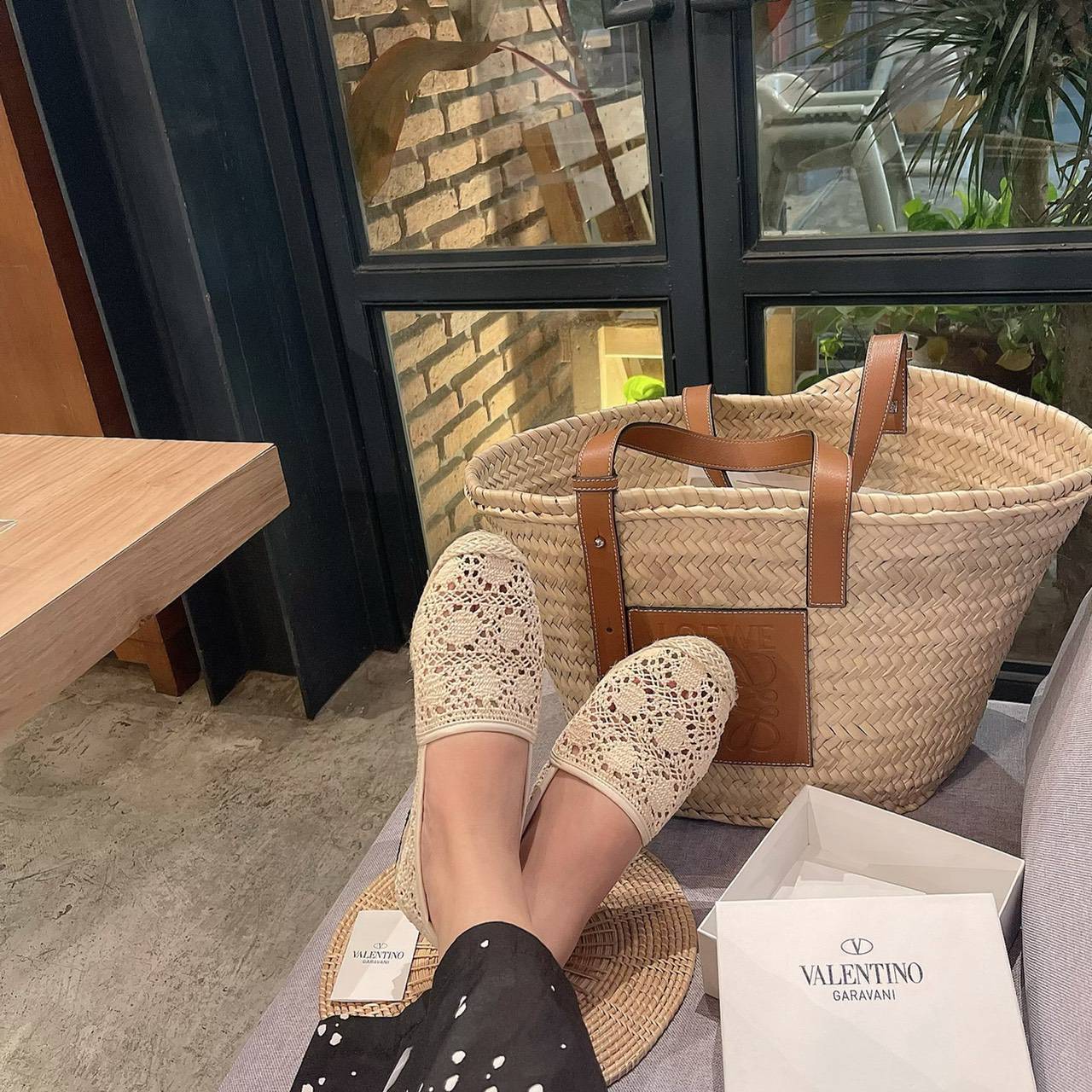 พร้อมส่ง ปังกว่านี้ ไม่มีอีกแล้ว ห้ามพลาดทุกประการสำหรับรุ่นนี้ ลูกไม้ Valentino ตัวใหม่ล่าสุด เพิ่งขายที่เรา ที่แรก ร้านอื่นไม่มีนะค่ะ บอกเลย หนังนิ่มสุด ใส่สบาย ทรงสวยมากกกก