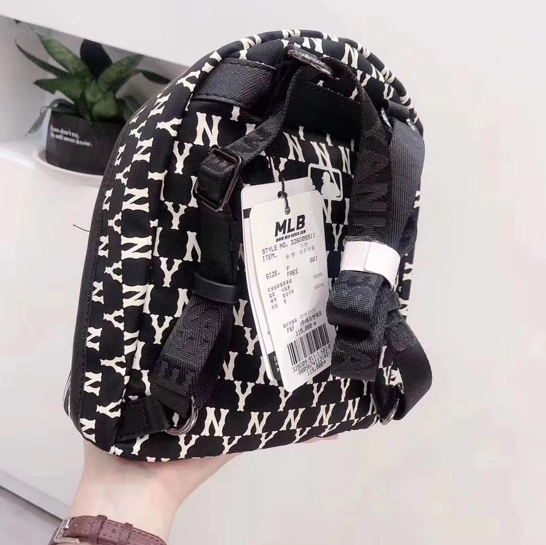 เป้ NY วัสดุตัวกระเป๋าทำจากผ้าแคนวาสลาย NY กันน้ำได้นะคะ อะหลั่ยสีเงินดำ