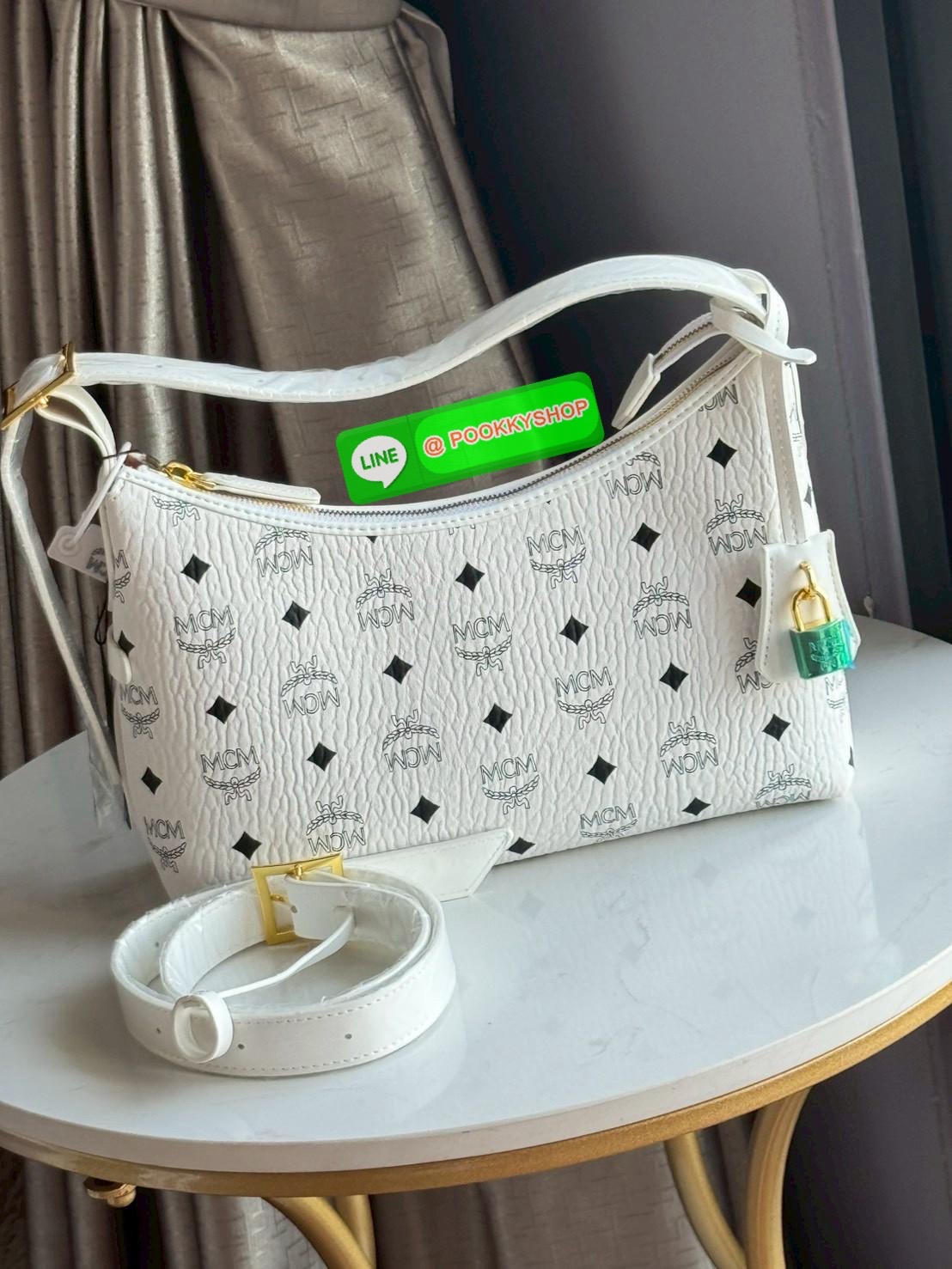 MCM Aren Hobo In Visetos กระเป๋าสไตล์คลาสสิก โดดเด่นด้วยรูปลักษณ์ ที่สามารถสะพายขึ้นไหล่ และยังมีสายสะพายเพิ่มให้1เส้น ต่อเป็นสายยาวสะพายพาดลำตัวได้ ฝากกระเป๋าเปิดปิดด้วยซิป แต่งดีเทลแท็กหนังที่ถอดออกได้และกุญแจพร้อมลูกสลักโลโก้