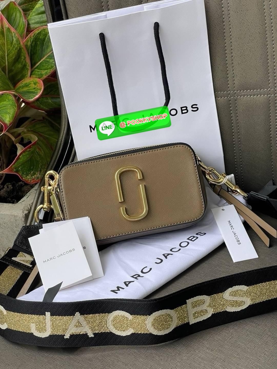 Marc Jacobs Snapshot Bag กระเป๋าแบรนด์ดังจากสัญชาติอเมริกัน นับได้ว่ารุ่นนี้เป็นรุ่นทรงฮิตของ marc jacobs เลยทีเดียว โดยด้านหน้ากระเป๋าจะเป็นโลโก้แบบโลหะที่เป็นสัญลักษณ์ของแบรนด์นี้ มาพร้อมสายสะพายที่จะสะพายยังไงก็ดูโดดเด่น เพราะขนาดใหญ่ที่สกรีนตัวอักษร m