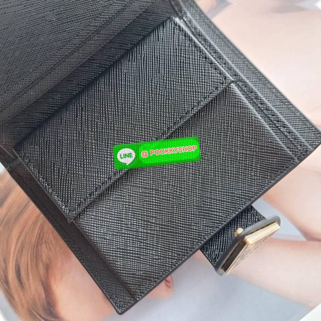 พร้อมส่งรุ่นใหม่♡♡ กับ กระเป๋าสตางค์แบบพับใบสั้น ทรงแบนน่ารัก น้ำหนักเบา จากแบรนด์ Prada ด้านหน้ามีโลโก้แบรนด์ อะไหล่สีทองหรู เปิดปิดด้วยกระดุม ด้านในมีช่องใส่บัตร3ใบ ช่องกระดุมเก็บเหรียญ+ธนบัตรแบบพับ จะมอบเป็นของขวัญหรือใช้เอง ก็ดีงามสุดๆเล