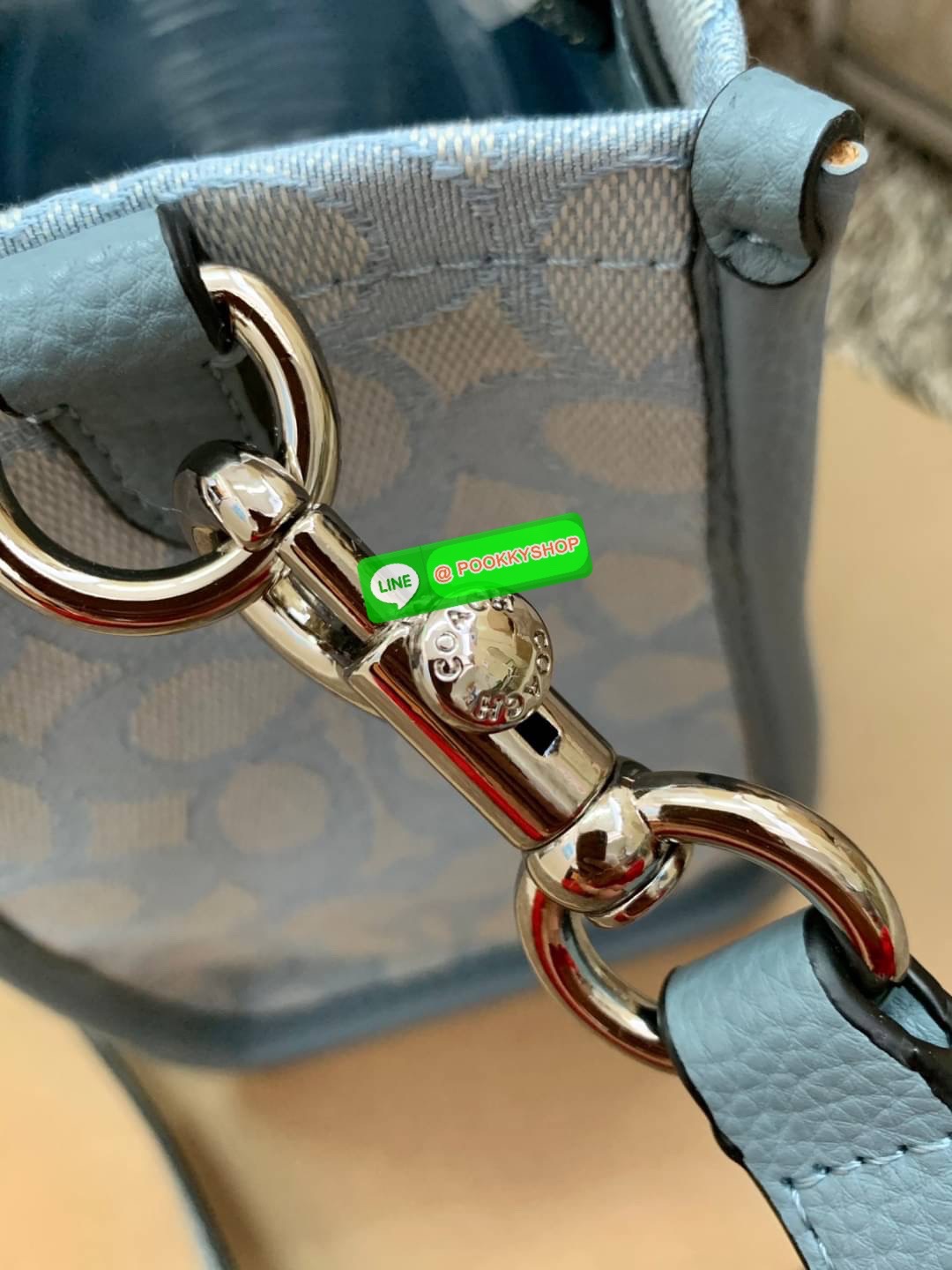 COACH DEMSEY TOTE IN SIGNATURE JACQUARD WITH COACH PAT ((C8417//C5115)) พร้อมส่งที่ไทย ห้ามพลาด สีน้องสวยมากๆค่ะ กระเป๋าทรงTote ขนาดพอดีลำตัว ใช้วันไหนๆก็เหมาะมากค่ะ วัสดุJacquard ทอลายแบรนด์ ตัดขอบหนังแท้ สวยงามมากๆค่ะ ด้านหน้าจะมีป้ายวงกลมโลโก้แบรนด์อัน
