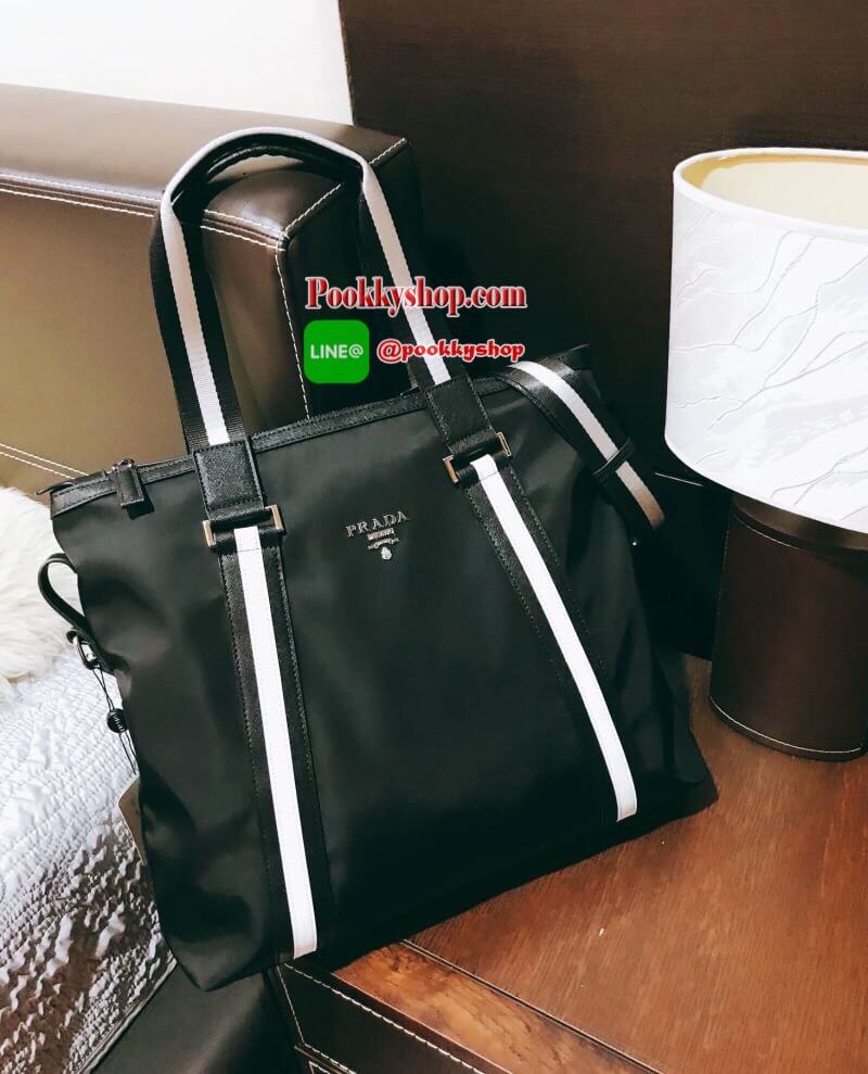 Don't Miss! PRADA NYLON LARGE HANDBAG กระเป๋าถือหรือสะพาย Limited edition VIP Gift With Purchase (GWP) จากเคาน์เตอร์แบรนด์วัสดุ Nylon&Polyester100% เนื้อหนาคุณภาพดีตามแบบฉบับแบรนด์ ด้านหน้าประดับโลโก้เปิดปิดด้วยซิปสะดวกใช้ หูกระเป๋าและสายสะพายสีดำตัด