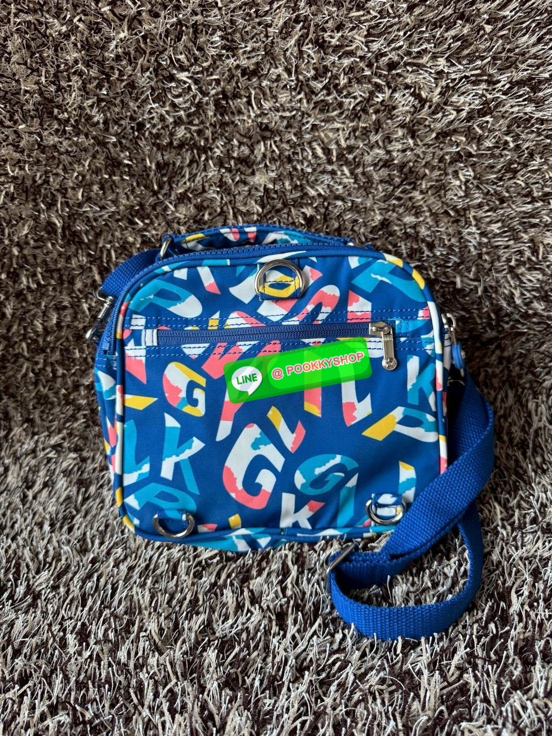 Kipling Candy 3 Ways กระเป๋าสไตล์มินิมอลล์ น้ำหนักเบาทำหลายสไตล์ ทั้งในแบบถือ สะพายพาดลำตัว หรือจะเป็นเป้ขนาดเล็กก็ได้ มีช่องซิปจัดระเบียบสิ่งของหลายช่อง ใส่สิ่งของจำเป็นได้ครบครัน