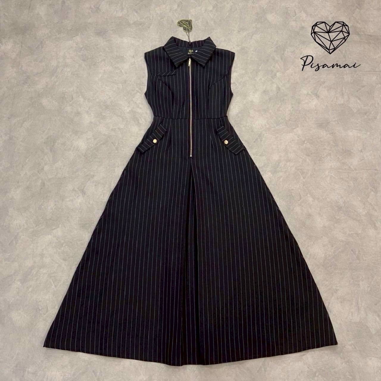 เดรสคอปกเชิ้ตตัวยาวลายทางสีดำแต่งซิปหน้าอะไหล่เงินกระเป๋าคู่ ใส่เฟียสๆ แกรมๆ ได้ไม่ซ้ำใคร ต้องมีเลยค่า