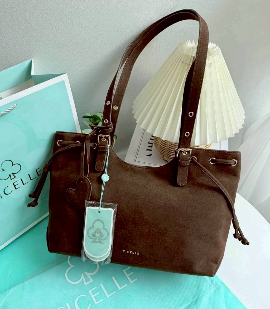 CICELLE Suede Vintage Bag ทรงนี้บอกเลย สายแบก สายแฟชั่น ต้องชอบ นอกจากจะจุของได้เยอะแล้ว ดีเทลยังสวย สะพายกับชุดไหนก็เก๋✨หูรูด สามารถเปลี่ยนทรงเป็นทรงขนมจีบได้