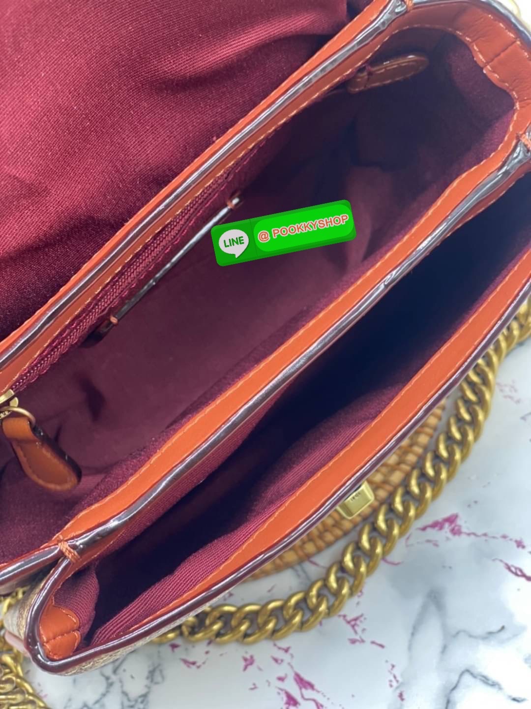 COACH 89089 CASSIE CROSSBODY 19 IN SIGNATURE CANVAS คัมแบ็คแล้วจ้า!! เรียบหรู ดูดี ต้องไอเท็มนี้เลย!! กระเป๋าสะพายข้าง สุดพิเศษ!! มีสายมาให้ถึง 3 แบบ!! สลับใช้แมทช์ตามสไตล์ได้เลย วัสดุหนังแคนวาสสลับหนังแท้ บอกเลยว่าสวยทุกสีนะคอลนี้ เปิด-ปิดด้วยตัวบิดล็อค