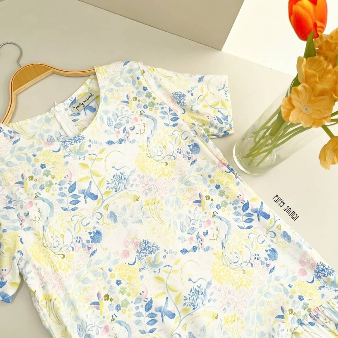 รอบนี้เป็นลายดอกไม้สีน่ารักมากค้าา เดรสคอกลมทรงแขนสั้นต่อชายระบาย ทรงน่ารักใส่ได้บ่อยๆค่ะ ผ้า cotton เนื้อนุ่มใส่สบายค่ะ มีซับในตัวให้ด้วย ซิปหลัง มีกระเป๋าล้วงด้านข้าง มาพร้อมสายผูกเอวค้า