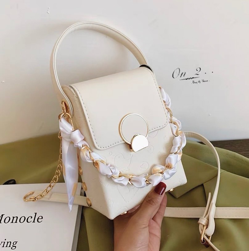 กระเป๋าสะพายข้างทรงกล่อง ไซส์มินิสะพายง่ายแมทเข้ากับทุกลุค สายสะพายยาวครอสบอดี้ได้ค่ะ ใส่โทรศัพท์ใส่ของจุกจิก