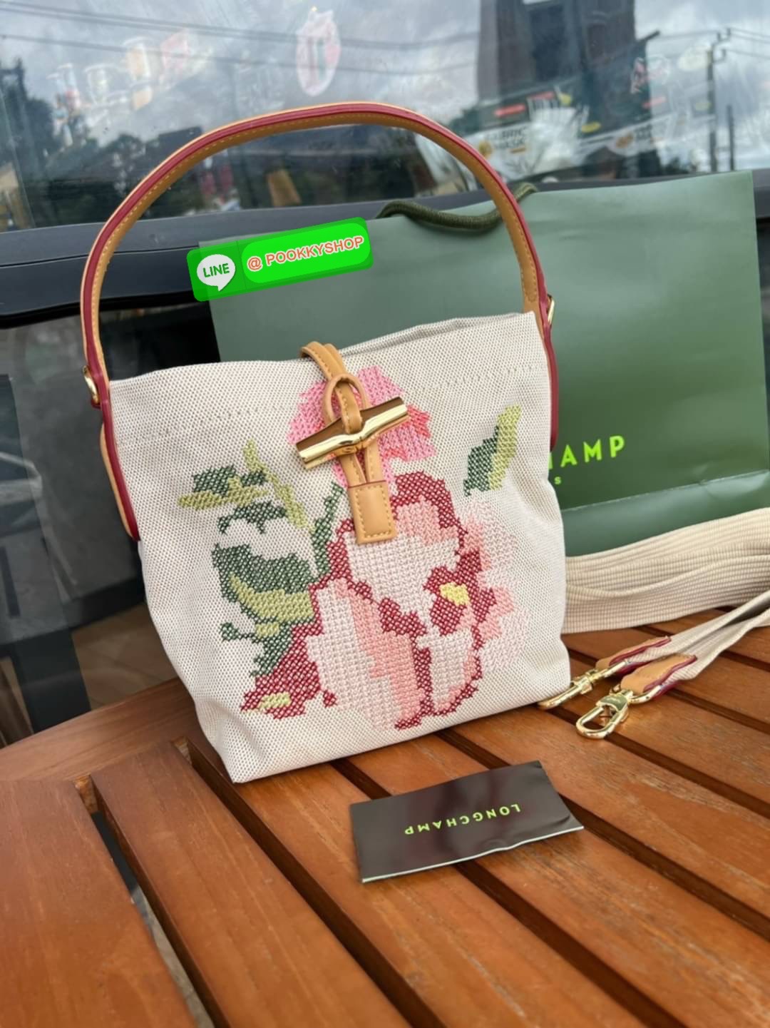 Longchamp Roseau Essential Fleurs กระเป๋าทรงถังขนาดเล็ก วัสดุผ้าฝ้าย ลายปักษ์ดอกกุหลาบ Roseau เป็นคอลเล็คชั่นที่สดใสและเรียบง่าย ซับในสีพื้น อะไหล่สีทอง น้ำหนักเบา จุของได้เยอะ มีสายสะพายไล่ ถอดสายได้ Crossbody ได้