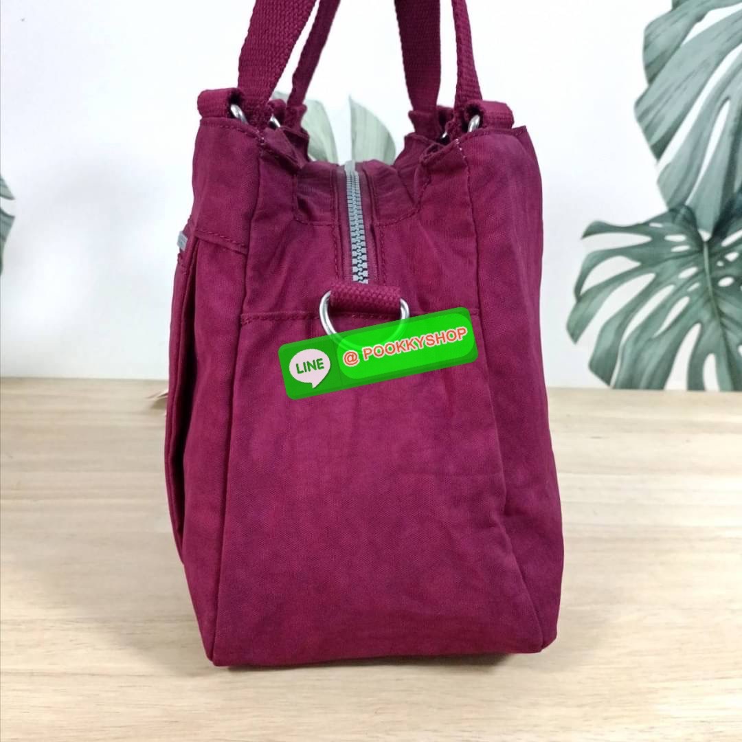 KIPLING ELISE HANDBAG กระเป๋าถือและสะพายไหล่ วัสดุ Nylon +Polyester ขนาดกำลังพอดี จุของได้มาก มีหูจับสองสาย ถือสะดวก น้ำหนักเบา มีช่องซิป ด้านหน้า ช่อง กระเป๋าหลักเปิด-ปิดด้วยซิป มี3 ช่องว่างใส่ของได้จุมากๆ ใส่มือถือได้ กระเป๋าสตางค์ใบยาว และ เครื่องสำอาง