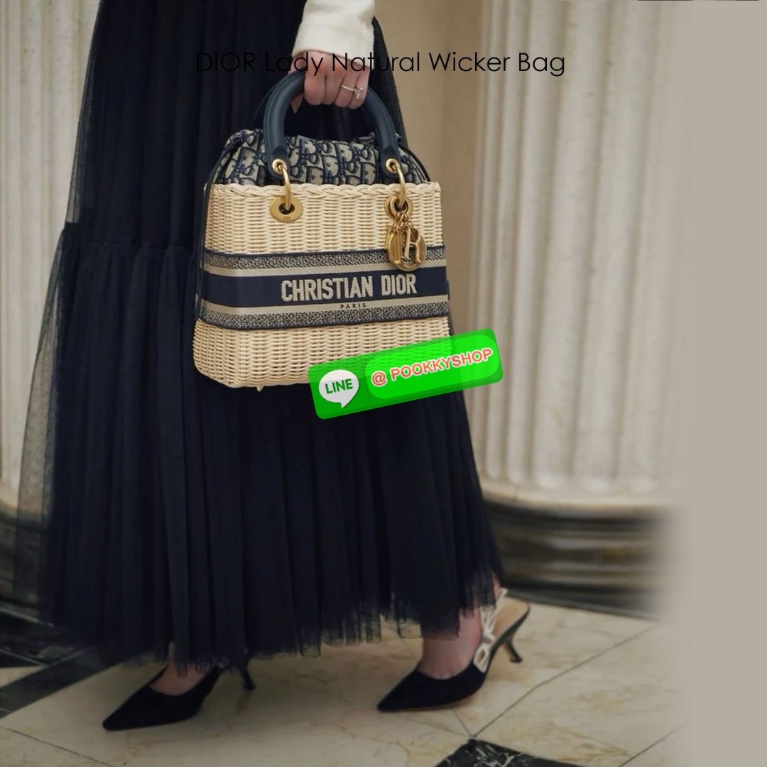 DIOR Lady Natural Wicker Bag กระเป๋าสะพายงานสาน พร้อมผ้าผูกด้านในสวยงามทรงเสน่ห์ จะถือหรือสะพายข้างด้วยสายสปอร์ตก็สวยเลิศ โดดเด่นกว่าใคร งานสวยเกินราคา คุ้มที่สุดในย่านนี้บอกเลย!!