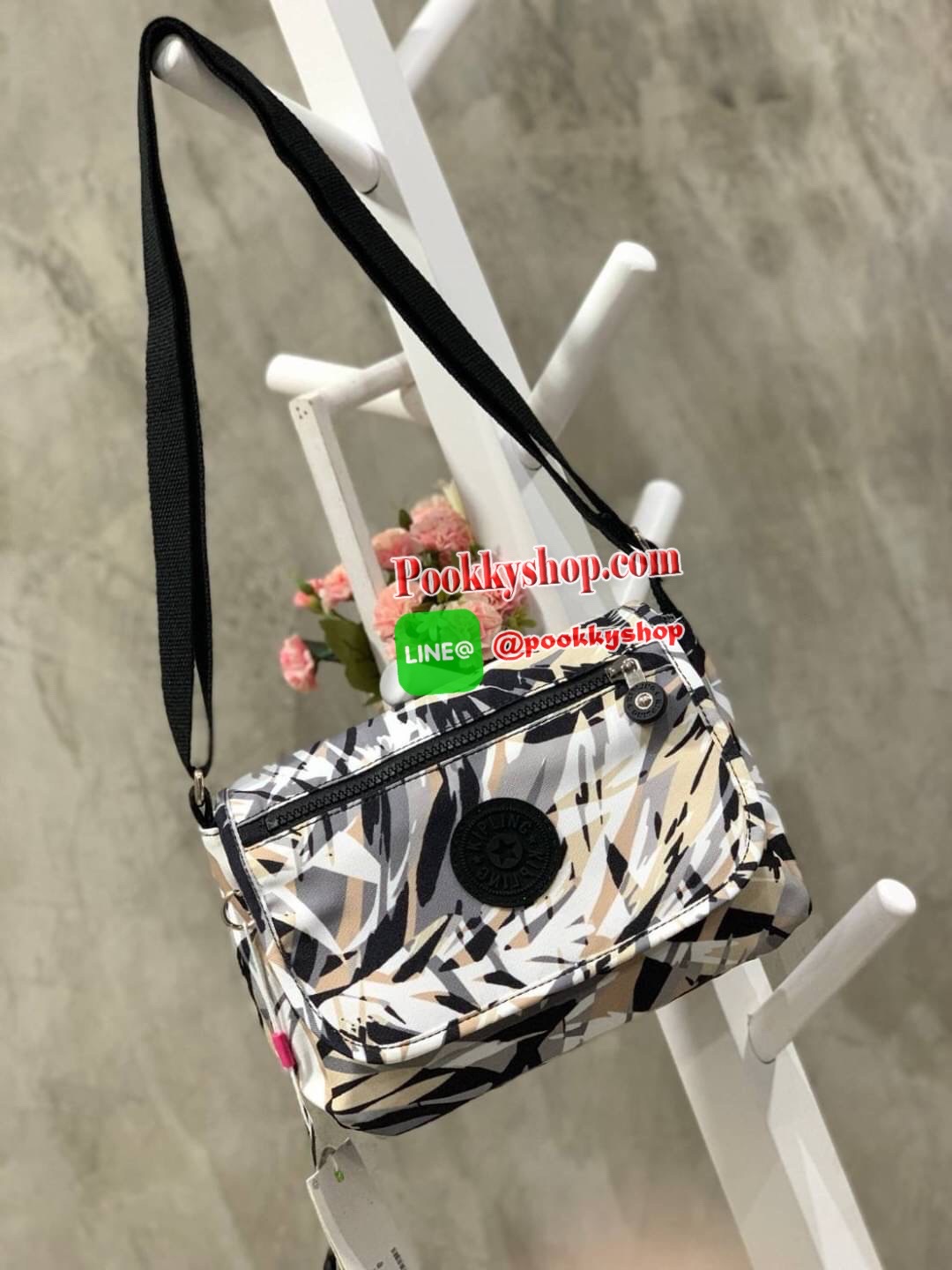 KIPLING SABIAN PRINTED CROSSBODY MINI BAG คอลเลคชั่นใหม่จากpac-man สำหรับสาวๆที่ชื่นชอบกระเป๋าสะพายข้าง ขนาดกำลังดี สะพายได้ทั้งสายคู่และสายเดี่ยว เปิดปิด2ชั้นด้วยกระดุมแม่เหล็กและซิป ภายในกว้างใส่กระเป๋าสตางค์ยาว มินิไอแพคและของจุกจิกอื่นๆได้ สายสะพายปรั