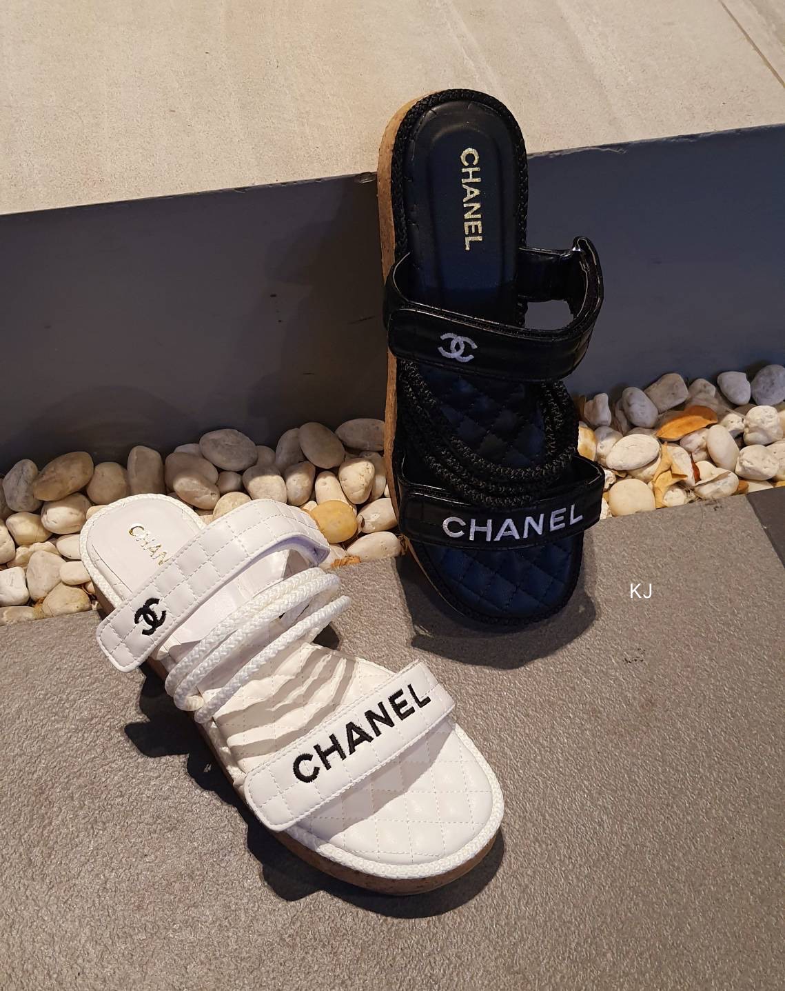 พร้อมส่ง แบบใหม่ รองเท้าแตะ Chanel แบบใหม่ล่าสุด รายละเอียดดีมาก สายด้านหน้าเป็นแบบแปะตีนตุ๊กแก สามารถปรับสายได้นะคะ ส้นไม่เตี้ยขนเกินไป
