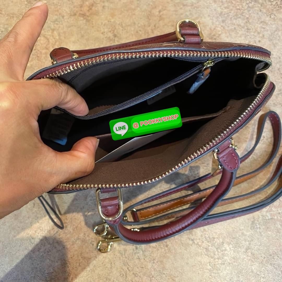 Coach MINI SIERRA SATCHEL IN SIGNATURE DEBOSSED PATENT LEATHER (COACH F55450) หนังกรวดและหนังสิทธิบัตร ด้านในมีซิปและกระเป๋าเอนกประสงค์ ปิดด้วยซิป ซับในด้วยผ้า หูหิ้วพร้อมสายสะพายยาว 3 1/2" สายสะพายถอดได้ขนาด 21 1/2" สำหรับสะพายไหล่หรือสะพายครอส