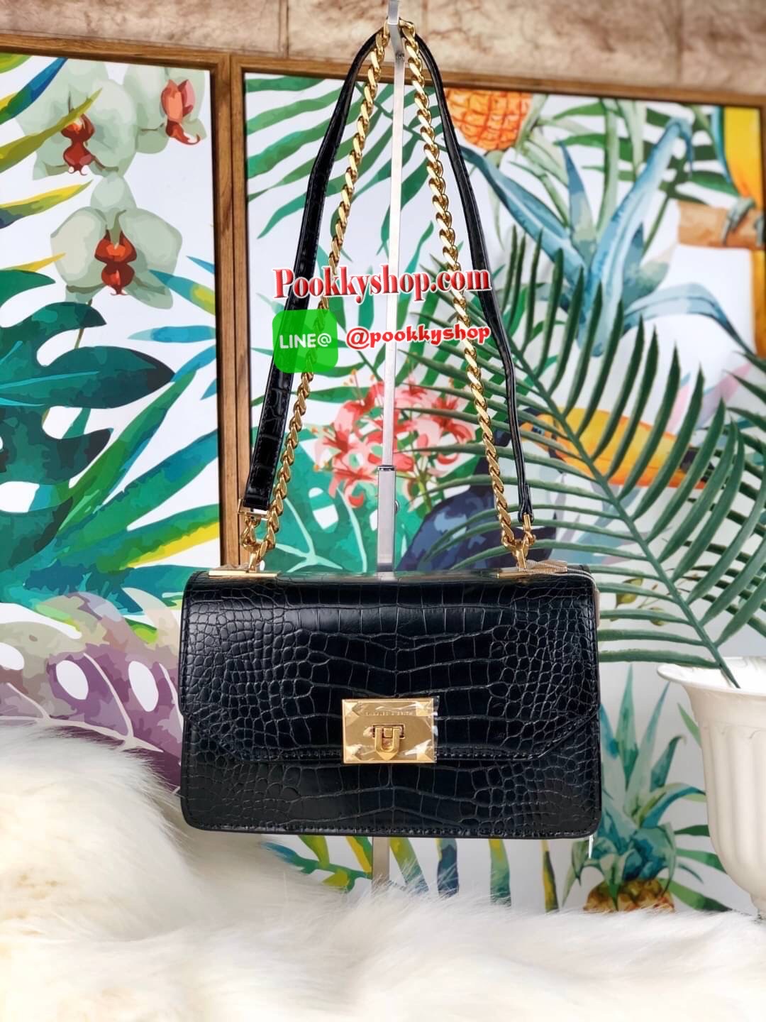 กระเป๋าสะพาย/ถือลายจระเข้รุ่น CHARLES & KEITH CROC-EFFECT CHAIN STRAP CROSSBODY BAG ด้านหน้าปั๊มแบรนด์ เปิดปิดแบบเปิดล็อก ด้านในแบ่งออกเป็น 2 ช่องใหญ่ มีช่องซิปตรงกลาง ช่องการ์ด 4 ช่อง ด้านในสามารถใส่กระเป๋าเงินใบกลางได้ /iPhone plus สายสะพายเป็นสายโซ่ครึ