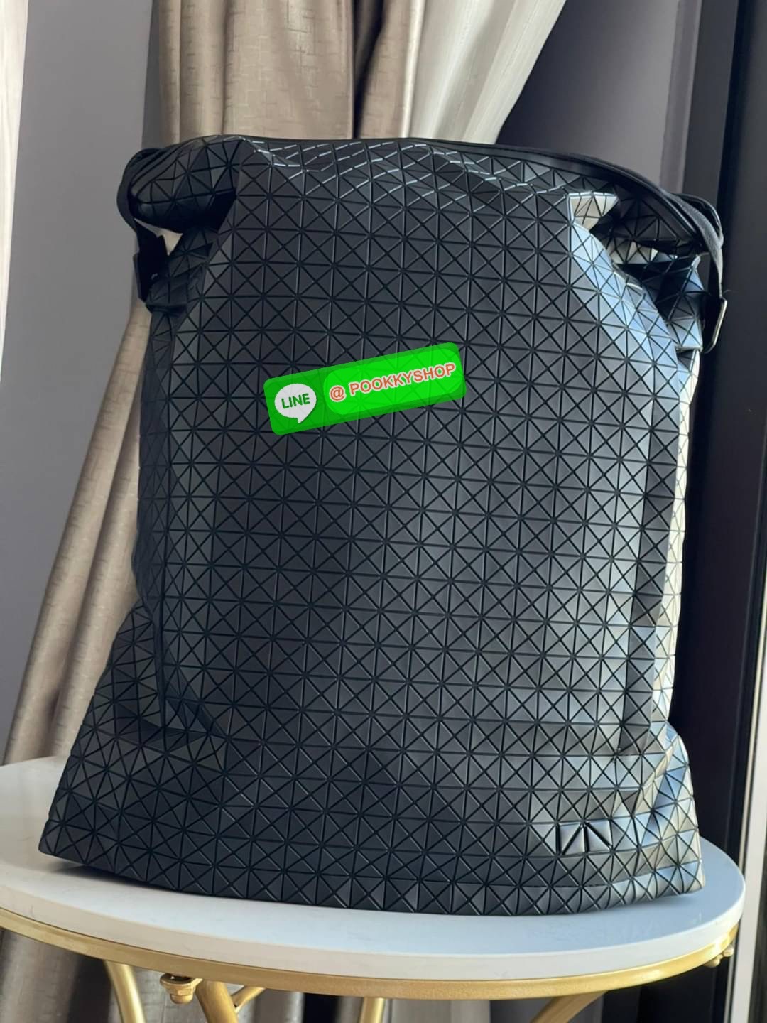 BAO BAO ISSEY MIYAKE LARGE BACKPACK ผู้ที่มักใช้งานกระเป๋าเป้ในชีวิตประจำวัน ส่วนมากจะอยู่ในวัยนักเรียน-นักศึกษาหรือวัยทำงาน ซึ่งรุ่นนี้ตอบโจทย์การใช้งานได้เป็นอย่างดี เป็นเป้ที่มีช่องสำหรับใส่สัมภาระประมาณหนึ่ง เพื่อให้สามารถจัดเก็บสิ่งของได้อย่างเป็นระเ