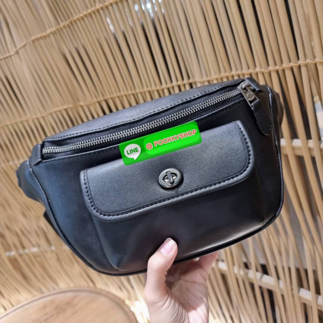 COACH C1277 HERITAGE BELT BAG ใหม่ล่าสุด กระเป๋าคาดอกสุดชิคสำหรับหนุ่มๆ เป็นดีไซน์กึ่งสปอร์ตที่ดูหรูมากๆ แพทเทิร์นเป็นที่ใช้งานง่าย วัสดุหนังแท้เต็มใบ มีช่องด้านหน้า และซิปหลัก ภายในโล่งกว้าง จุของได้สบายๆ สายสะพายปรับได้เลยตามชอบ ใบจริงดีงามเกินราคาแน่นอ