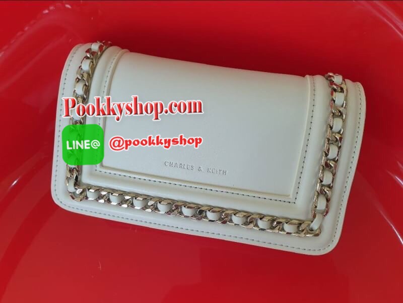 Charles&Keith Chain Rimmed Clutch กระเป๋าสะพายรุ่นใหม่!!ทรงcrossbodyหรือถอดสายถือเป็นทรงคลัชท์ได้ มีดีเทลโซ่ร้อยหนังรอบใบ เปิดปิดด้วยกระดุมแม่เหล็กใช้งานง่าย ภายในมีช่องซิป ช่องเสียบบัตรและช่องใหญ่ใส่ตระกูลพลัสได้ แยกเป็นสัดส่วน มาพร้อมสายสะพายแบบโซ่ต่อหน