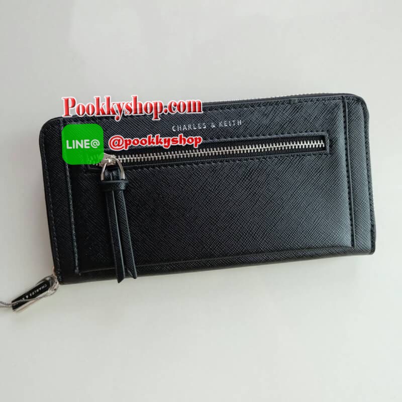 Charles & Keith Front Zip Detail Wallet กระเป๋าสตางค์ใบยาว วัสดุหนังลาย Saffiano ด้านหน้ามีช่องซิป 1 ช่อง หัวซิปตกแต่งด้วยพู่หนัง เปิด - ปิดกระเป๋าด้วยซิปรอบ ภายในมีช่องใส่บัตรหลายช่อง มีช่องใส่ธนบัตร และช่องซิปสำหรับใส่เหรียญ