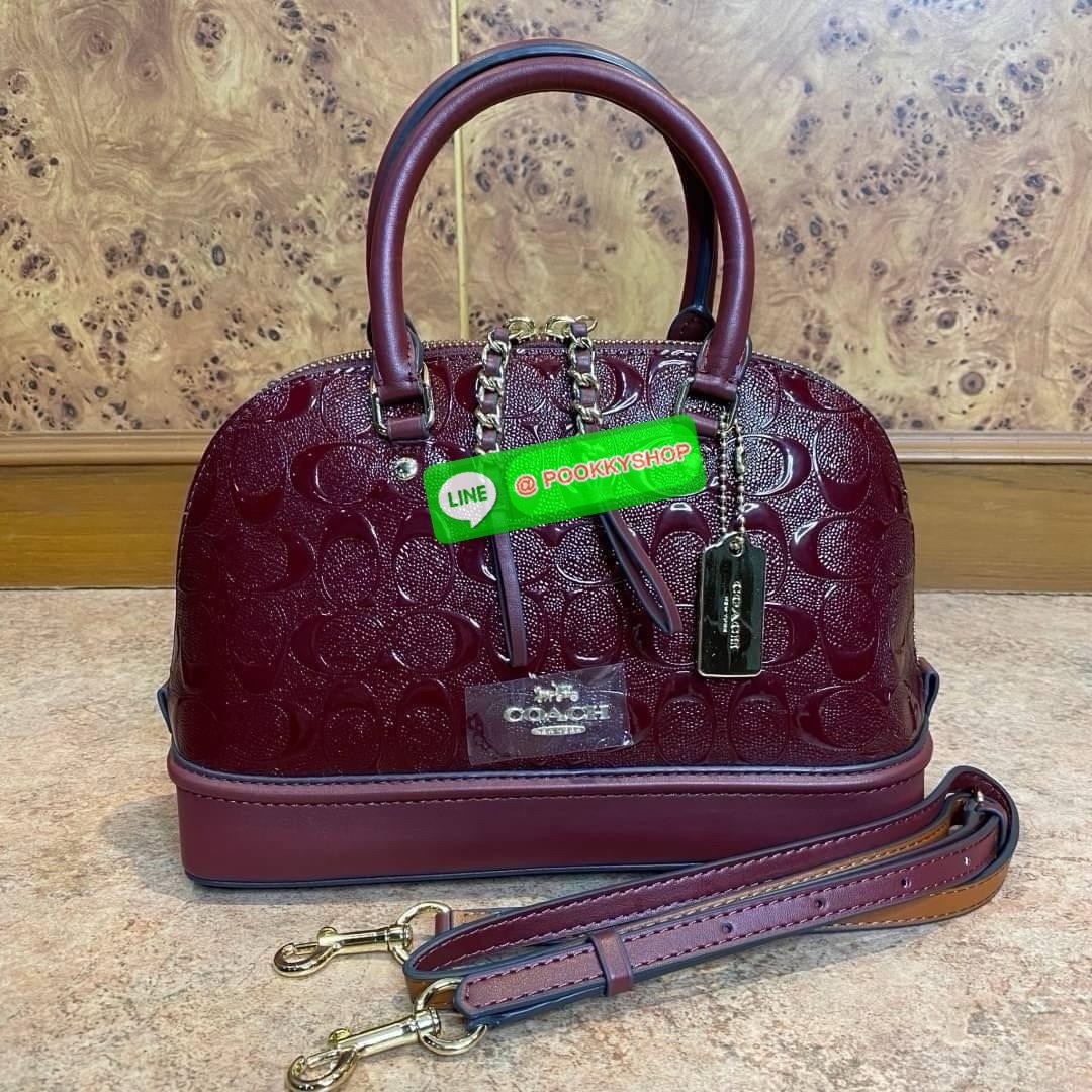 Coach MINI SIERRA SATCHEL IN SIGNATURE DEBOSSED PATENT LEATHER (COACH F55450) หนังกรวดและหนังสิทธิบัตร ด้านในมีซิปและกระเป๋าเอนกประสงค์ ปิดด้วยซิป ซับในด้วยผ้า หูหิ้วพร้อมสายสะพายยาว 3 1/2" สายสะพายถอดได้ขนาด 21 1/2" สำหรับสะพายไหล่หรือสะพายครอส