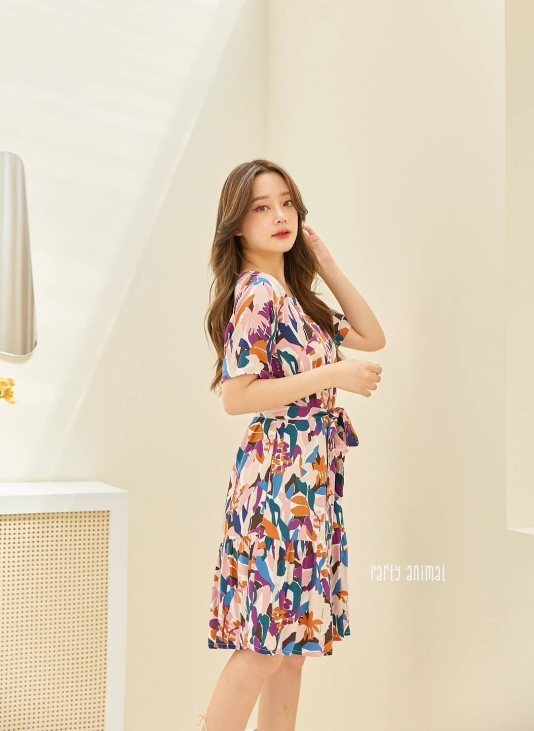 รอบนี้เป็นลายดอกไม้สีน่ารักมากค้าา เดรสคอกลมทรงแขนสั้นต่อชายระบาย ทรงน่ารักใส่ได้บ่อยๆค่ะ ผ้า cotton เนื้อนุ่มใส่สบายค่ะ มีซับในตัวให้ด้วย ซิปหลัง มีกระเป๋าล้วงด้านข้าง มาพร้อมสายผูกเอวค้า