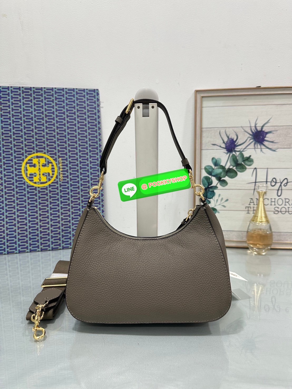 🖤 Tory Burch Thea Convertible Crossbody Bag หนังแท้นุ่ม ดีไซน์เรียบหรู พร้อมสายสะพาย 2 แบบ สวยครบทุกลุค ✨ ใบเดียวใช้ได้ทุกวัน ถือก็สวย สะพายก็คล่อง จบในใบเดียว 💼